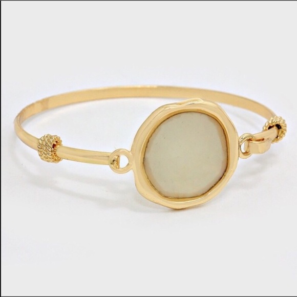 Thats So Vogue Jewelry - Gold motherof pearl bracelet. 1 left/LAST CALL 🌺